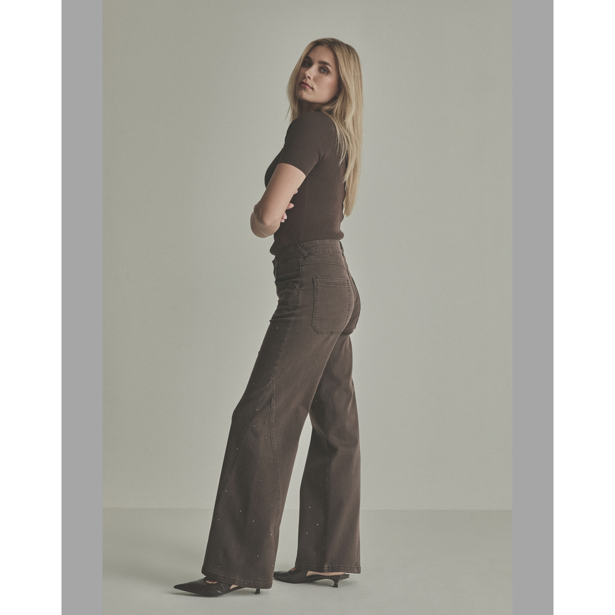 Para Mi bruine broek met subtiele sparkle steentjes